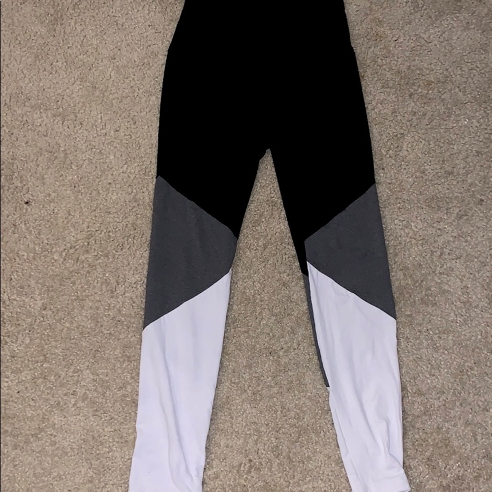 Adorable leggings!🤍👀